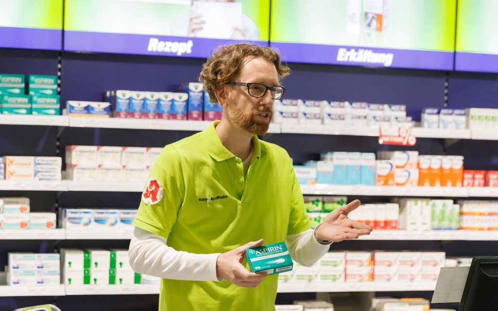 Dr. Christoph Gehrke berät in seiner easyApotheke in Mutterstadt