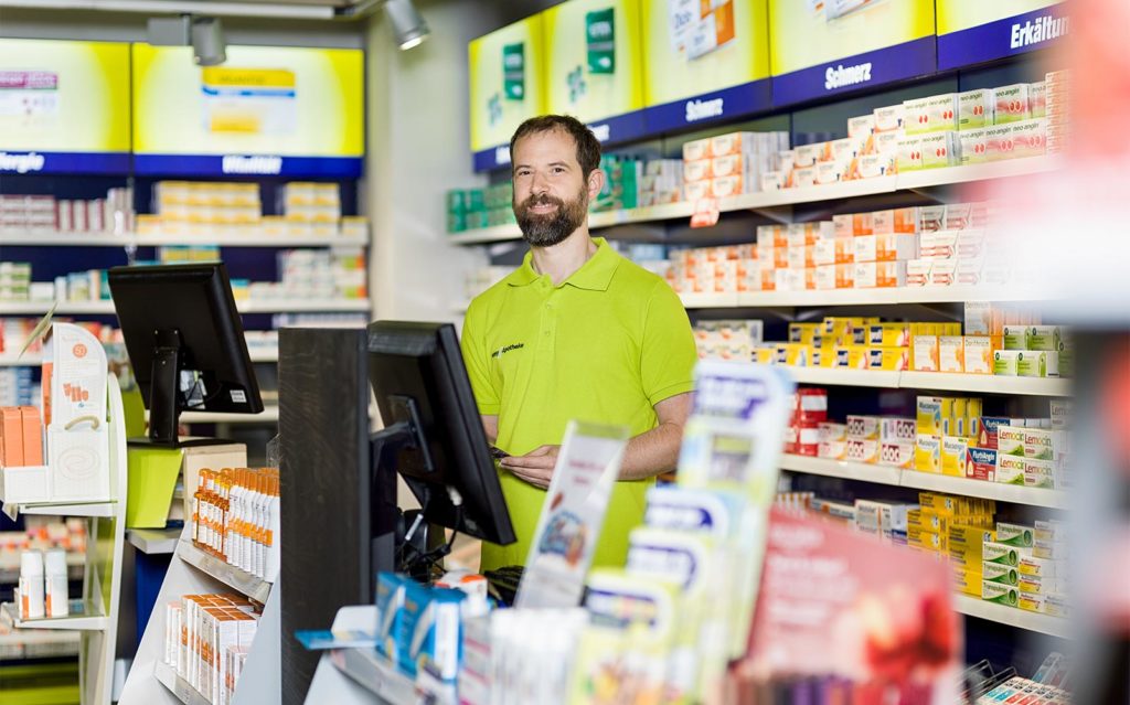 Apothekeninhaber Peter Dorfner berät in seiner easyApotheke Neumarkt