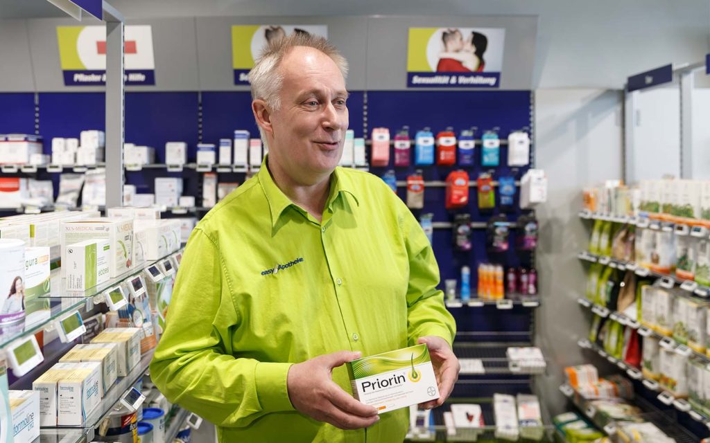 Lutz Steinfurth berät in seiner easyApotheke in Heinsberg