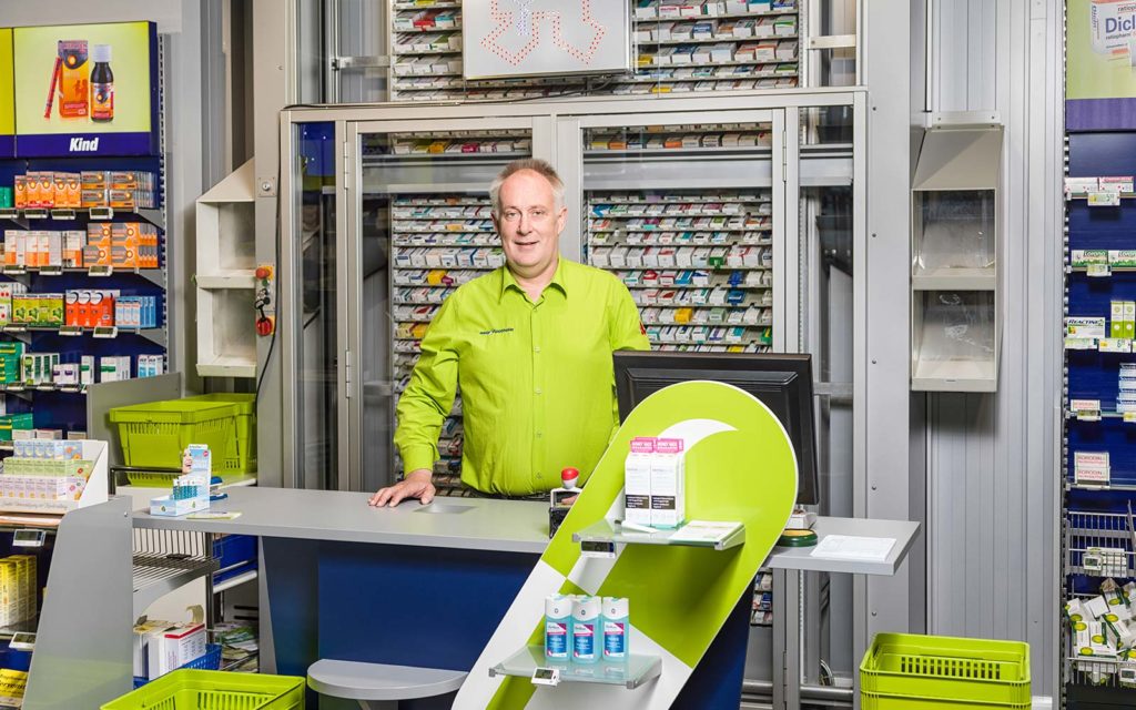 Lutz Steinfurtz vor dem Kommisionierautomaten in seiner easyApotheke in Heinsberg