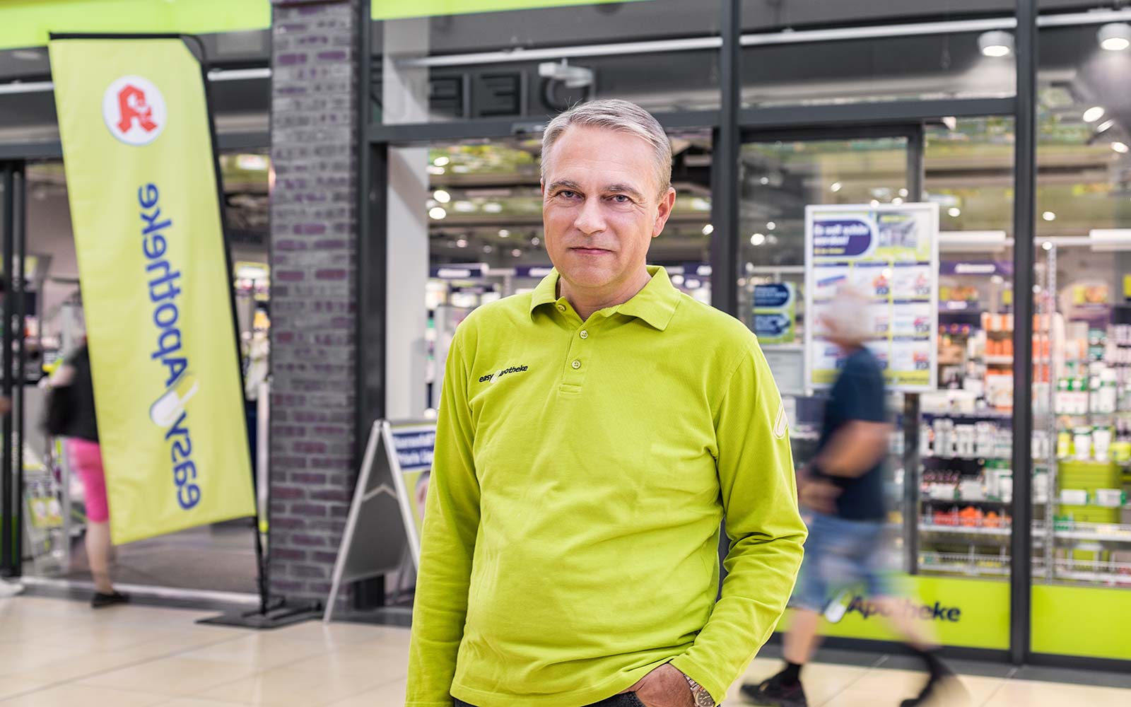 Apotheker Andreas Fritsch vor seiner easyApotheke in Landshut