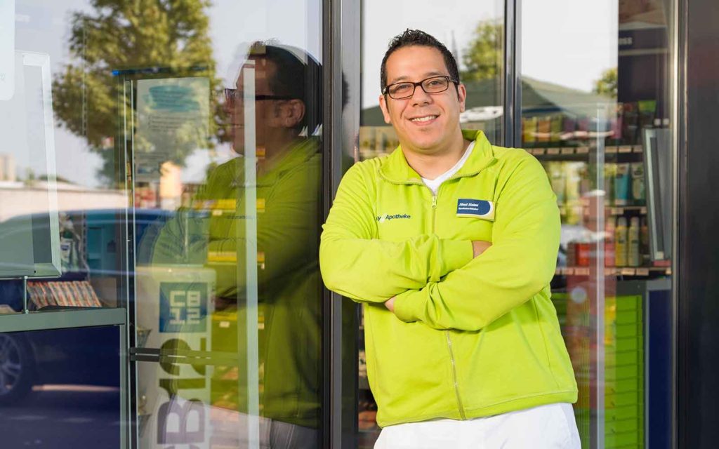 Jihed Slaimi, Apothekeninhaber der easyApotheke Henstedt-Ulzburg, stellt seine Erfolgsgeschichte mit easy vor