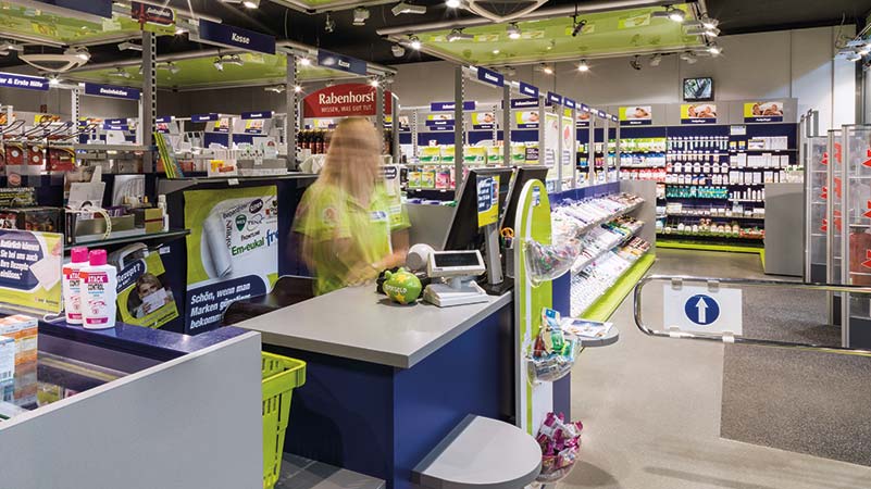 Die separate Check-Out-Kasse und das einzigartige Storekonzept mit Beratungs- und Selbstbedienungsbereich sorgen in easyApotheken für ein besonderes Einkaufserlebnis