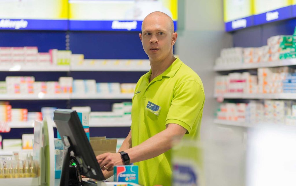 Apotheker Markus Vivell in seiner easyApotheke in Freiburg im Hauptbahnhof