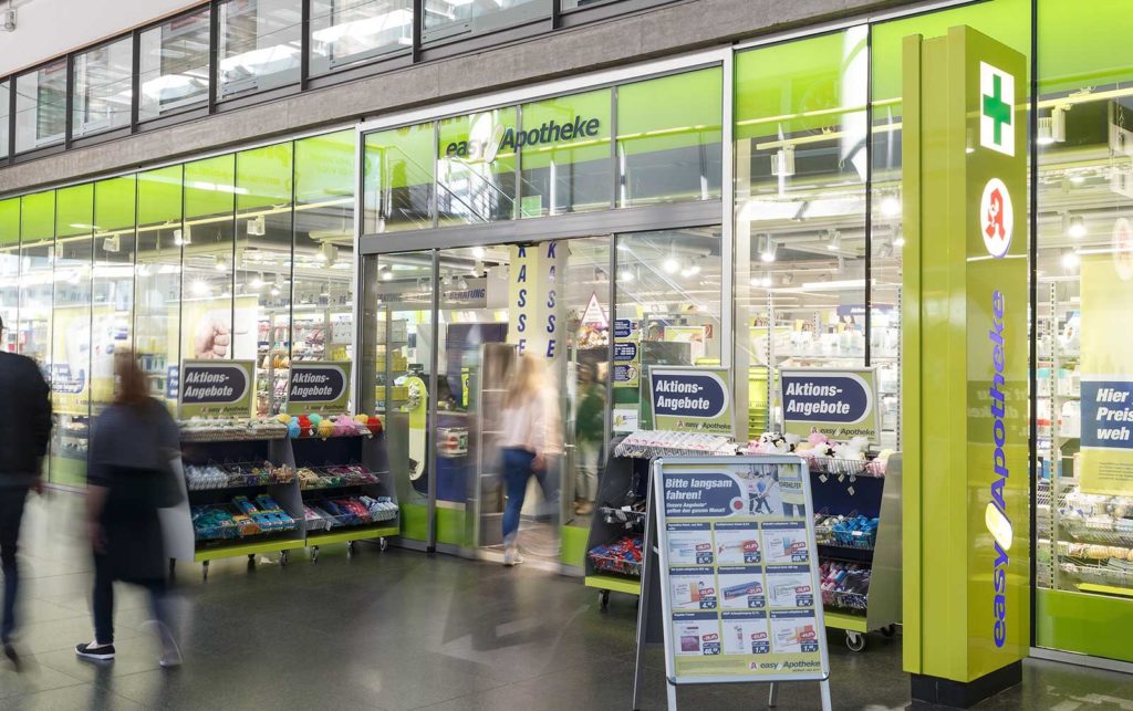 Die Außenansicht der easyApotheke von Apotheker Markus Vivell im Hauptbahnhof in Freiburg