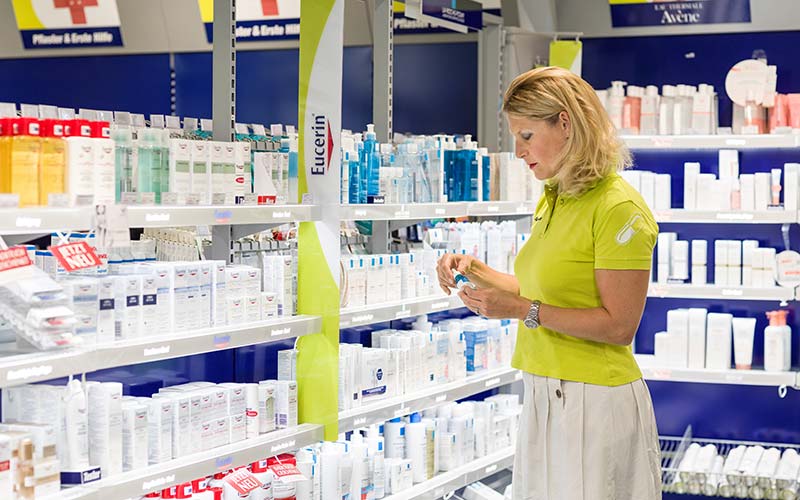 Apothekerin Stephanie Kühne in ihrer easyApotheke in Freising