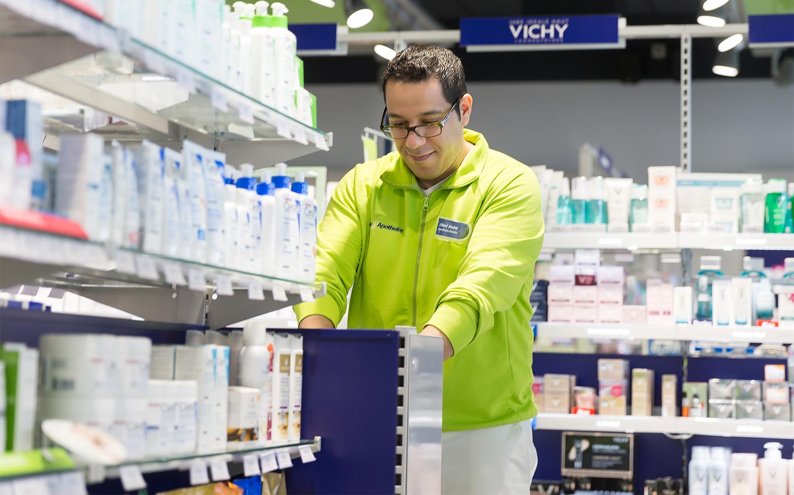 Apotheker Jihed Slaimi in seiner easyApotheke in Henstedt-Ulzburg