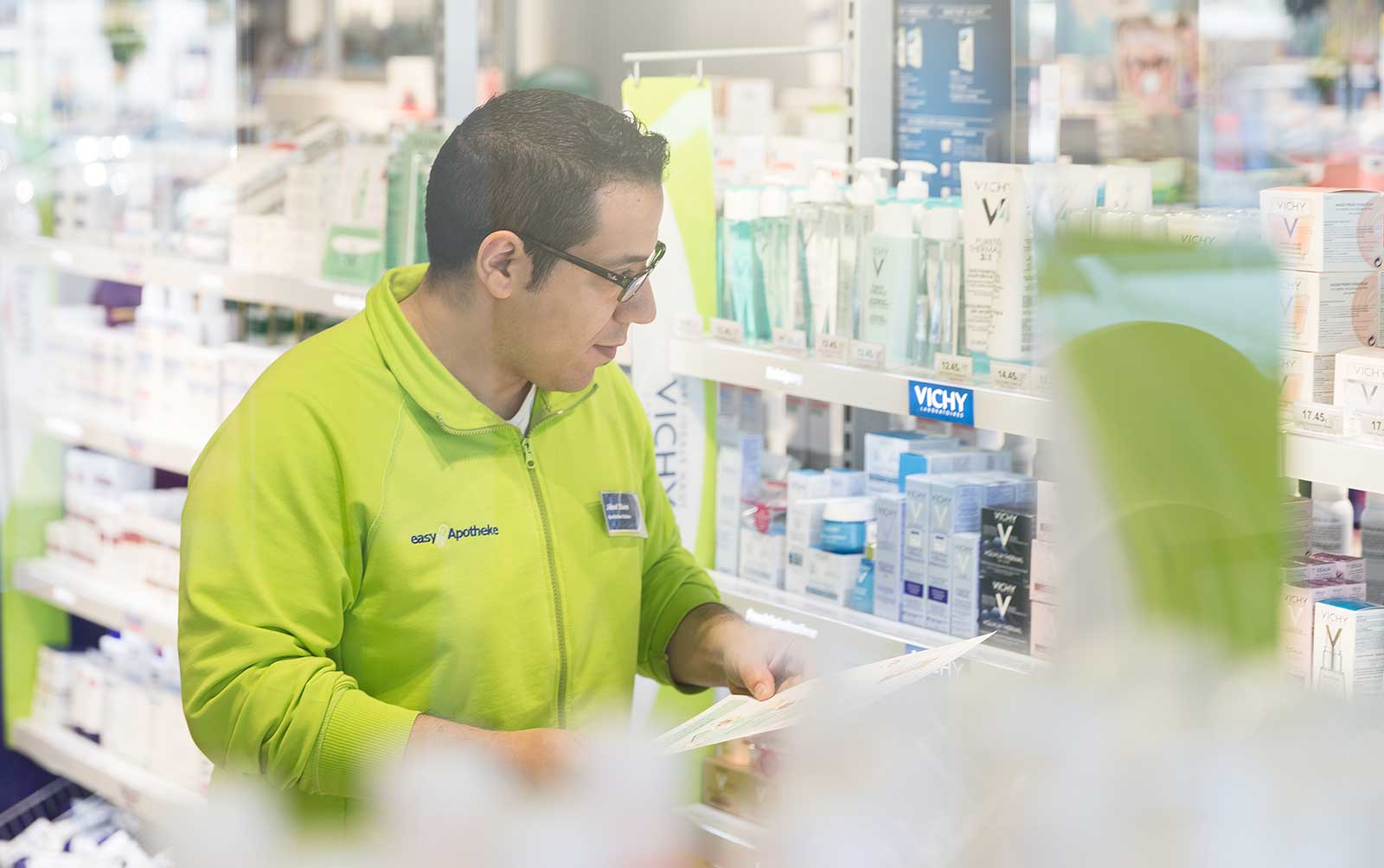 Apotheker Jihed Slaimi in seiner easyApotheke in Henstedt-Ulzburg