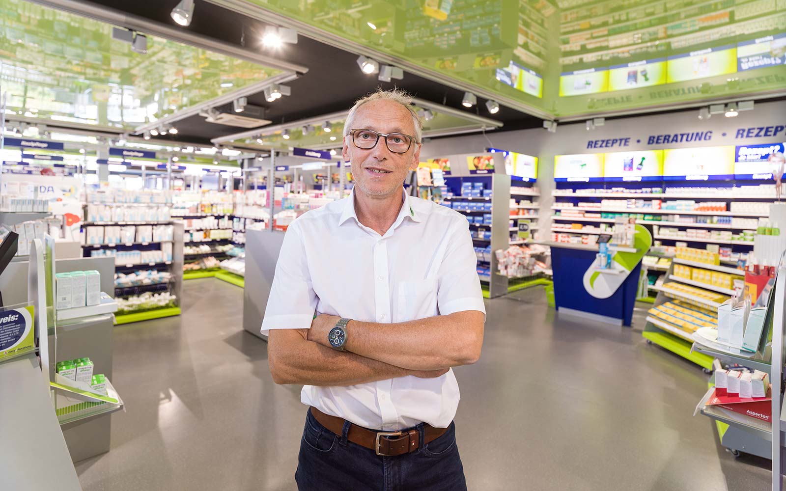 Apotheker Peter Schmid in seiner easyApotheke in Eggenfelden