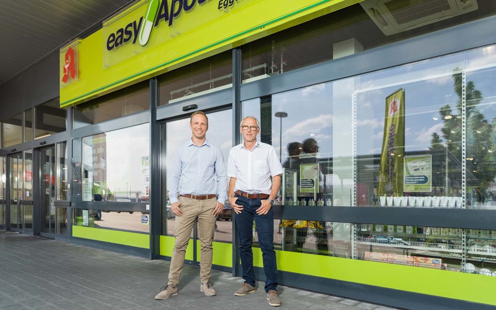 Apotheker Peter Schmid mit seinem Sohn Sebastian, ebenfalls Apotheker, vor seiner easyApotheke in Eggenfelden