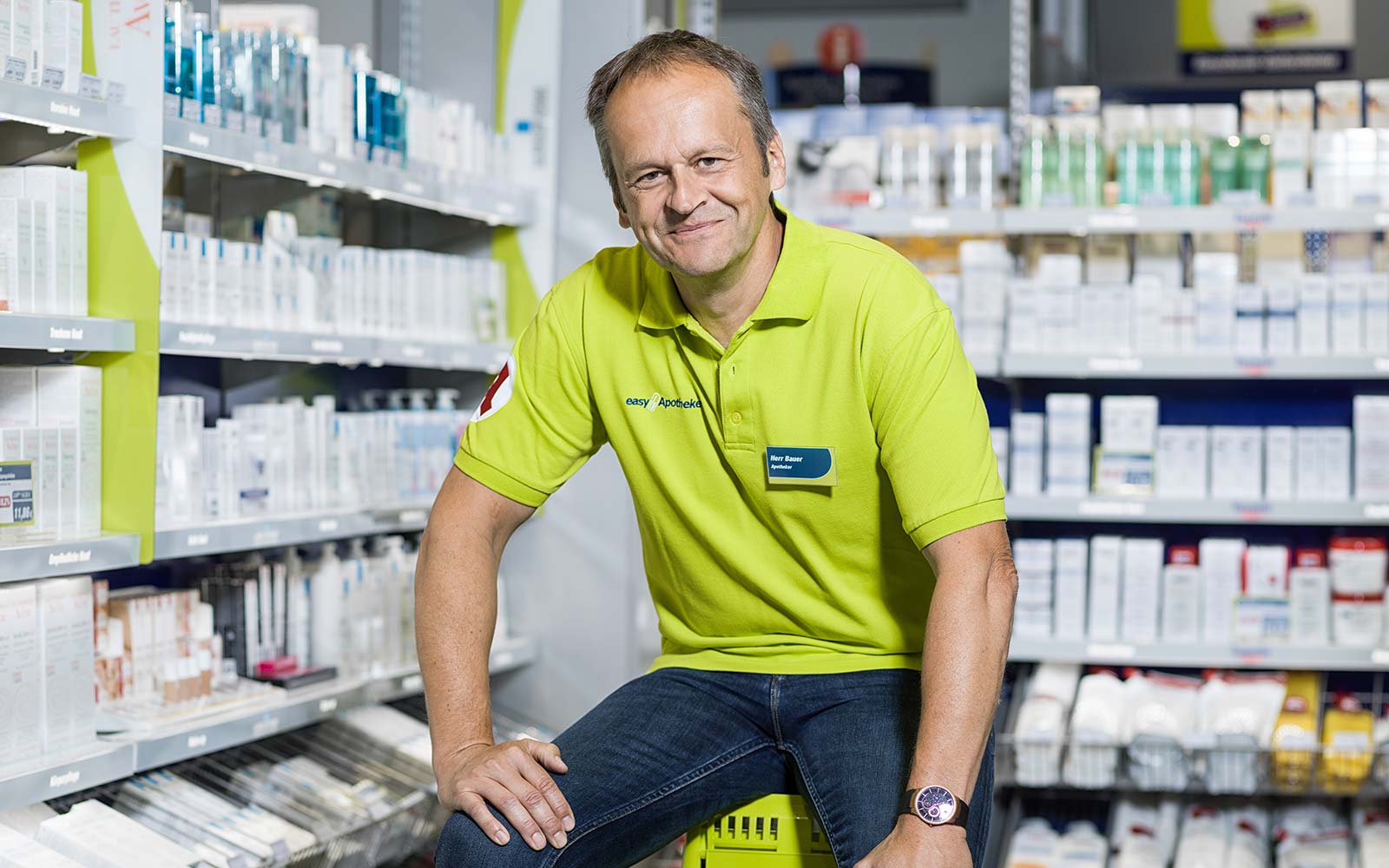 Apotheker Wolfgang Bauer in der Offizin seiner easyApotheke in Bayreuth