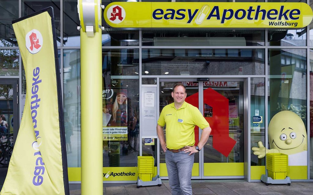 Apotheker Lars Haselhorst vor seiner easyApotheke in Wolfsburg