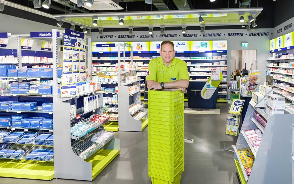 Apotheker Lars Haselhorst in seiner easyApotheke in Wolfsburg