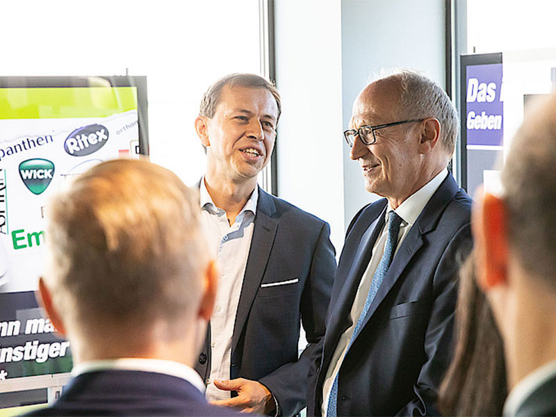 Konzernchef Jean-Paul Agon (rechts) ließ sich eine easyApotheke zeigen.